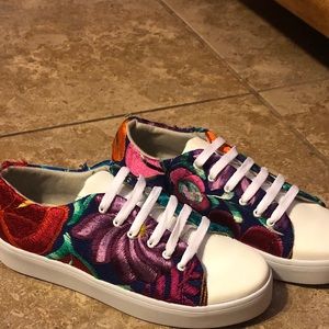Embroidered tenni shoes